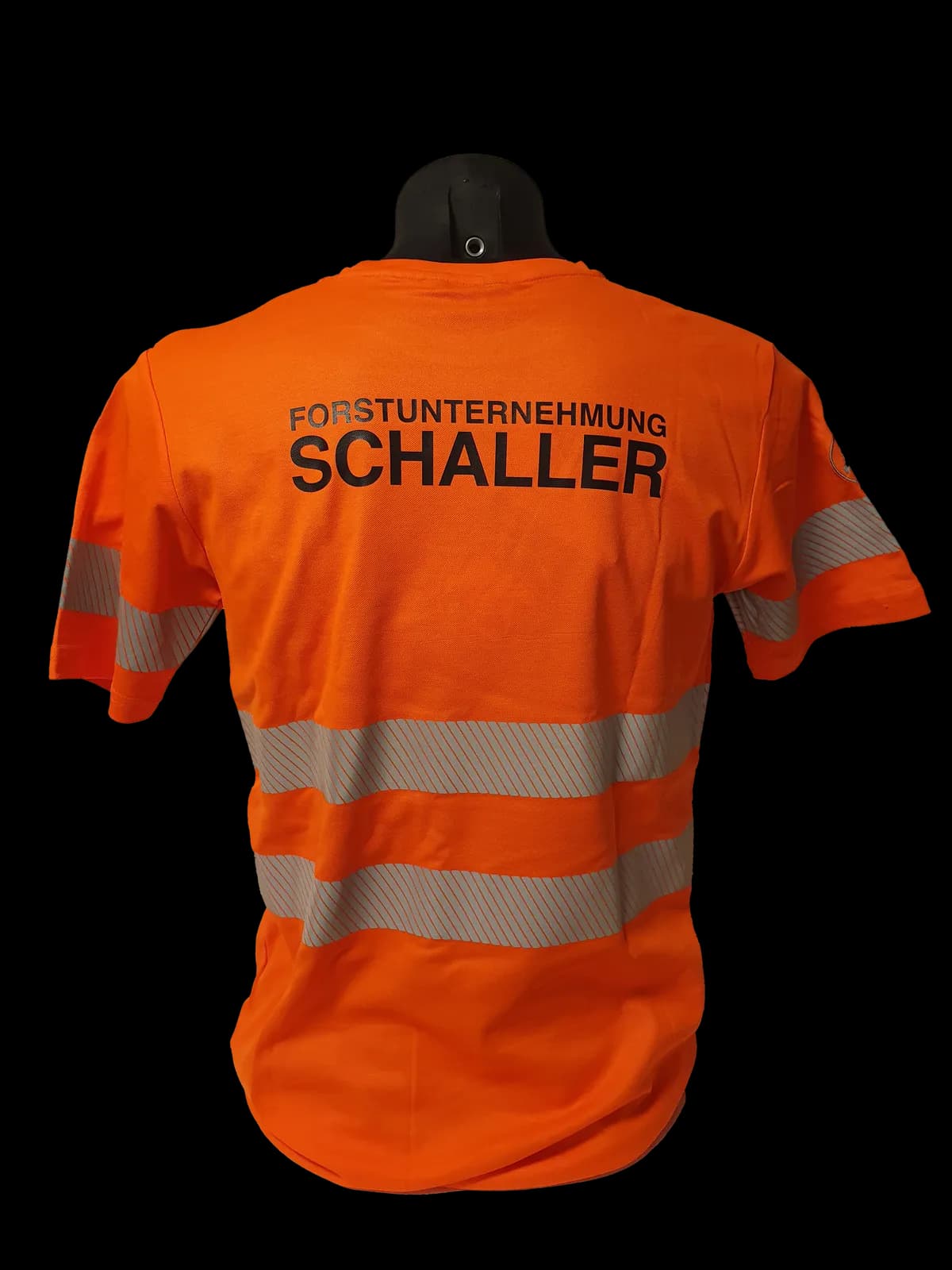 Warnschutz-Shirt mit Rückendruck eines Forstunternehmens